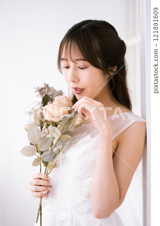 穿著婚紗的長黑髮的年輕女子 穿著婚紗的長黑髮的年輕女子 121891609