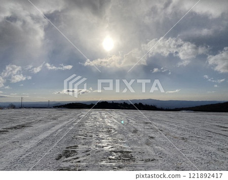 大地被雪覆蓋 121892417