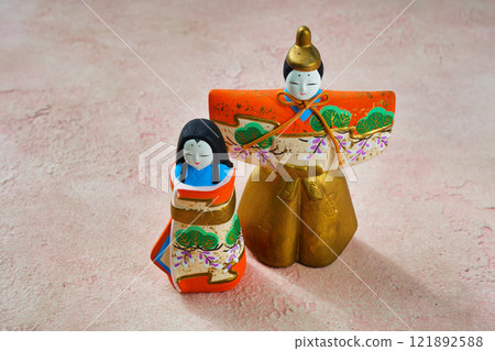 粉紅色背景上的 Hina 娃娃（左側是女性娃娃，右側是男性娃娃），帶有複製空間 121892588