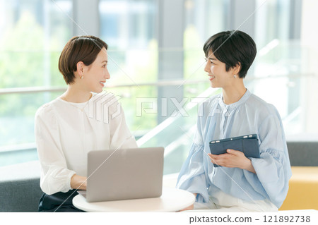 微笑著開會的女人 微笑著開會的女人 121892738