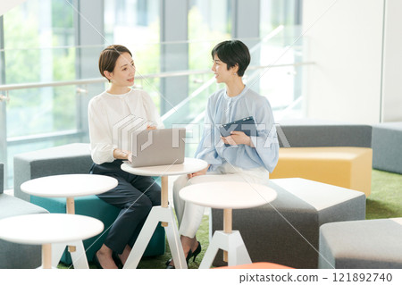 微笑著開會的女人 微笑著開會的女人 121892740