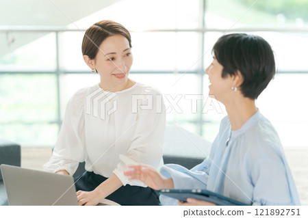 A woman having a meeting with a smile 121892751