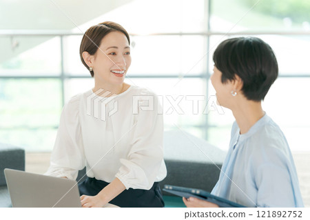 A woman having a meeting with a smile 121892752