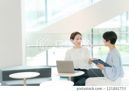 A woman having a meeting with a smile 121892753