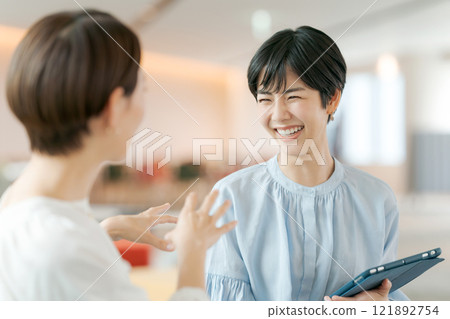 A woman having a meeting with a smile A woman having a meeting with a smile 121892754