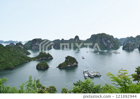 越南下龍灣的怪異岩層 121892944