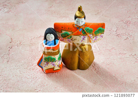 Hina dolls on a pink background (female doll on the left, male doll on the right) Copy space available Hina dolls on a pink background (female doll on the left, male doll on the right) Copy space available 121893077