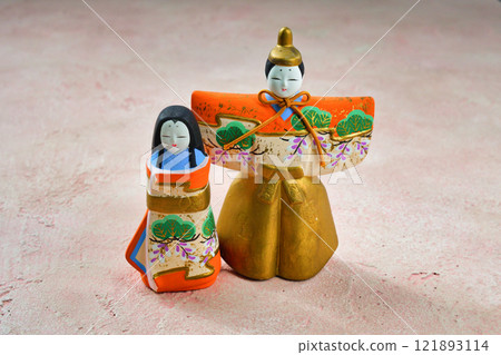 粉紅色背景上的 Hina 娃娃（左側是女性娃娃，右側是男性娃娃），帶有複製空間 121893114