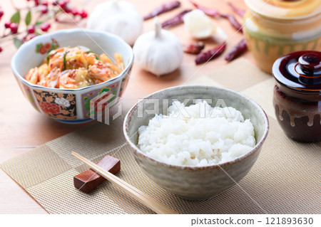 口感酥脆的美味高麗菜泡菜 口感酥脆的美味高麗菜泡菜 121893630