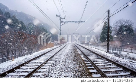 雪中延伸的無聲鐵路描繪的冬季風景2 雪中延伸的無聲鐵路描繪的冬季風景2 121894386