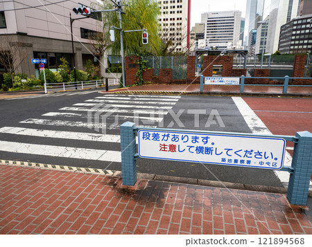 告示牌提醒人們行人穿越道前後的高度差異 121894568