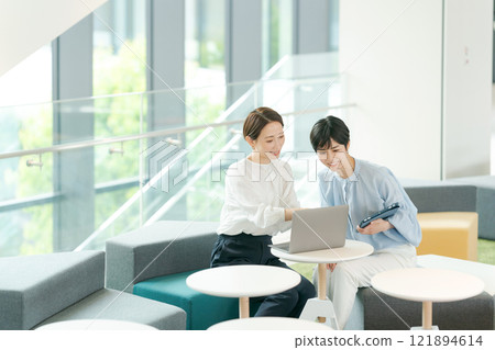 A woman having a meeting in an open space 121894614