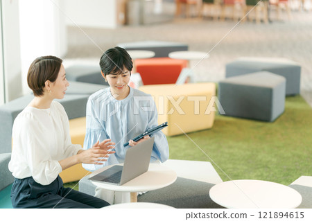A woman having a meeting in an open space 121894615