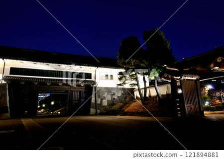 東京皇宮照亮了Sakuradamon的夜景 東京皇宮照亮了Sakuradamon的夜景 121894881