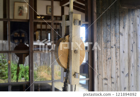小豆島二十四眼美麗村巷子裡的井裡的魚瓶 小豆島二十四眼美麗村巷子裡的井裡的魚瓶 121894892