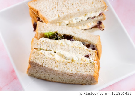 Whole wheat bread egg sandwich 121895435