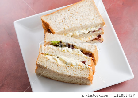 Whole wheat bread egg sandwich 121895437