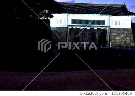 Tokyo: Night view of the illuminated Sakashita Gate of the Imperial Palace 121895469