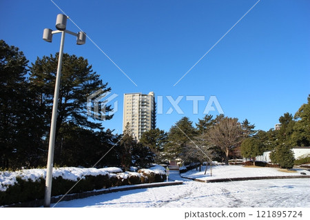Snowy Tsutsumioka Park in Sendai 121895724