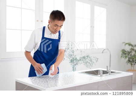 打掃廚房的高級男管家 121895809