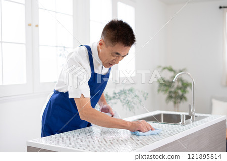 打掃廚房的高級男管家 121895814