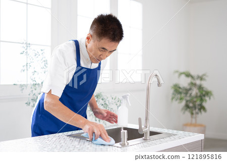 打掃廚房的高級男管家 121895816