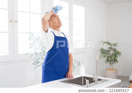 打掃廚房的高級男管家 121895817