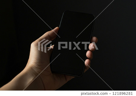 AI 產生的圖像：手拿著智慧型手機 121896281