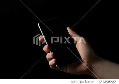 AI 產生的圖像：手拿著智慧型手機 121896282