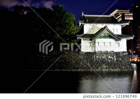 Night view of the light-up Tatsumi Yagura of the Tokyo Imperial Palace 121896749
