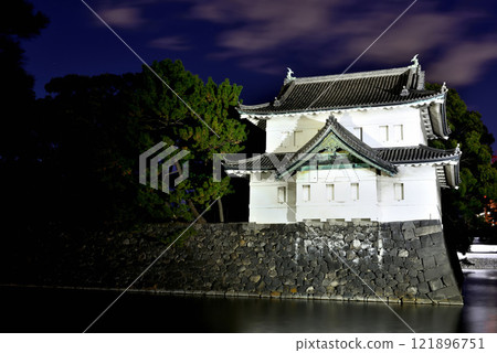 Night view of the light-up Tatsumi Yagura of the Tokyo Imperial Palace 121896751