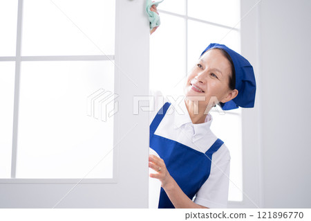 高級女管家清潔窗戶 121896770