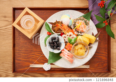 精美擺設的一盤禦節菜 – 各種一口大小的御節菜，點亮新年 121896848