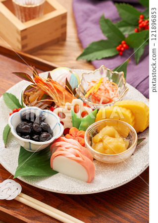 精美擺設的一盤禦節菜 – 各種一口大小的御節菜,點亮新年 精美擺設的一盤禦節菜 – 各種一口大小的御節菜,點亮新年 121896853
