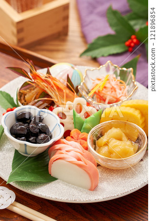 精美擺設的一盤禦節菜 – 各種一口大小的御節菜,點亮新年 精美擺設的一盤禦節菜 – 各種一口大小的御節菜,點亮新年 121896854