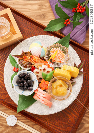 Beautifully presented one-plate osechi - a bite-sized assortment of osechi to brighten up your New Year's celebrations 121896857