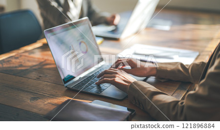 室內拍攝的女性肖像 121896884