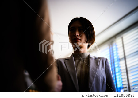 室內拍攝的女性肖像 121896885