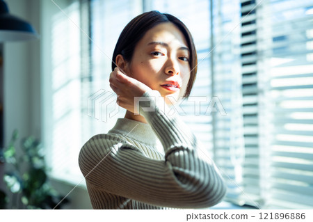 室內拍攝的女性肖像 121896886