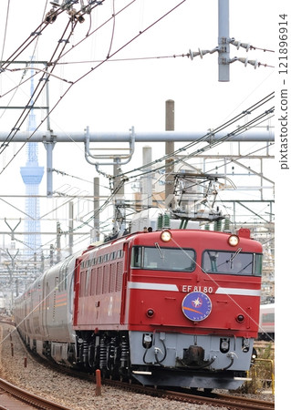 JR East's luxury sleeper express train, E26 series, Cassiopeia, Cassiopeia Travelogue 7, pulled by the EF81 electric locomotive 121896914