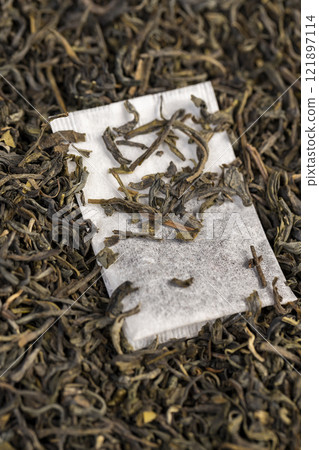 green large-leaf tea made of high-quality leaves and packaged tea 121897114