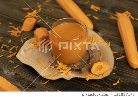 grated orange carrots and fresh carrot juice 121897175