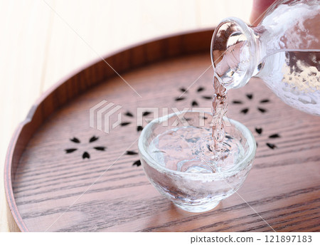 清酒圖像（倒冷清酒） 121897183