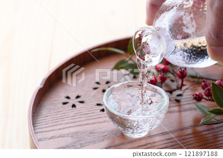 清酒圖像(倒冷清酒) 清酒圖像(倒冷清酒) 121897188