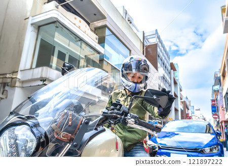 A female rider who came to Yokohama Motomachi Shopping Street on a large American motorcycle 121897222