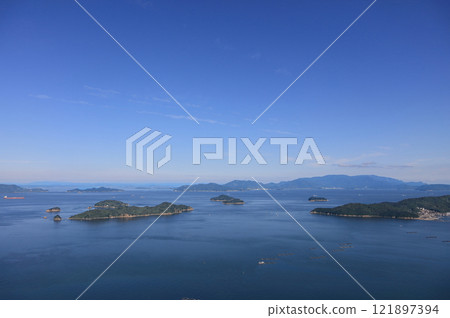 從屋島看高松海岸的備山瀨戶（前景是屋島灣的養殖筏，從義安寺町到左邊的大島和遠處的小豆島） 121897394