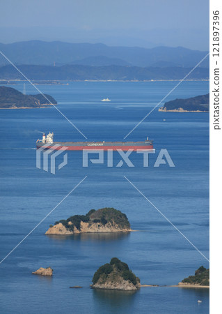 前景是高松海岸、大島的備山瀨戶,貨船後方右側是言豐島,左側是豐島,以及岡山縣牛戶附近的遠景 前景是高松海岸、大島的備山瀨戶,貨船後方右側是言豐島,左側是豐島,以及岡山縣牛戶附近的遠景 121897396