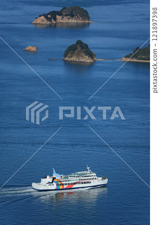 從屋島看到的瀨戶內海,國際渡輪在Bisan Seto的大島前面經過 從屋島看到的瀨戶內海,國際渡輪在Bisan Seto的大島前面經過 121897398