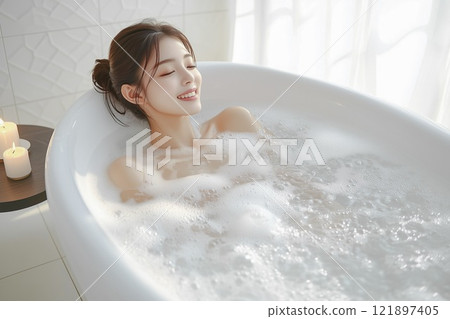 微笑的年輕女子在浴缸裡享受沐浴 121897405