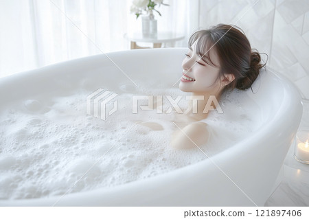 微笑的年輕女子洗澡 121897406